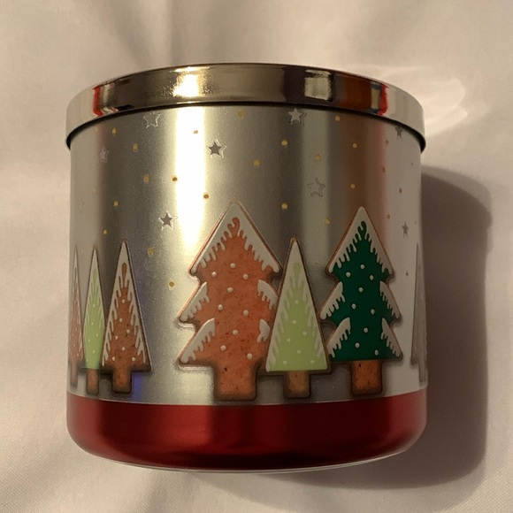 Bath and Bodyworks Scented Luminary 3 wick Candle, 'Tis The Season. NWT - Picture 2 of 8